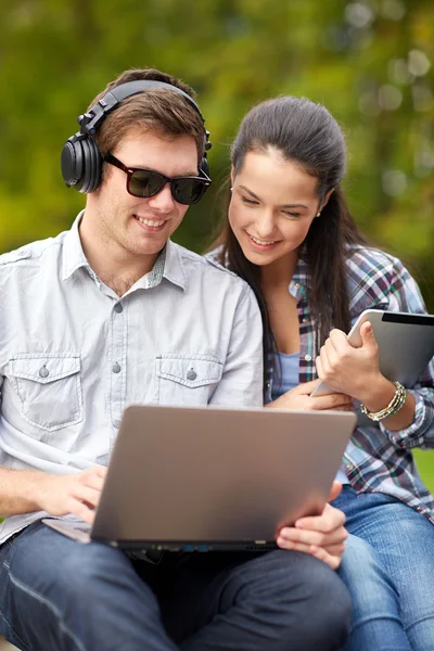 Étudiants ou adolescents avec ordinateur portable — Photo