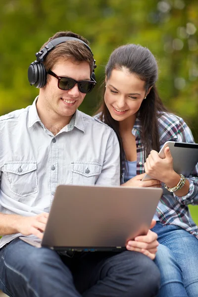 Studenti o adolescenti con computer portatili — Foto Stock