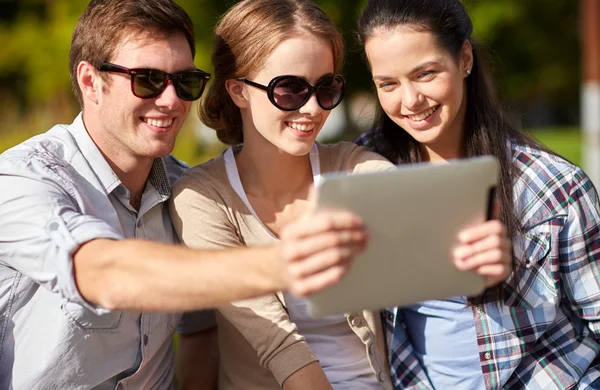 Estudiantes o adolescentes con tableta pc tomando selfie —  Fotos de Stock