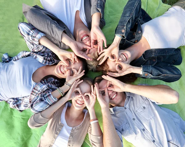 Groupe d'étudiants ou d'adolescents couchés en cercle — Photo