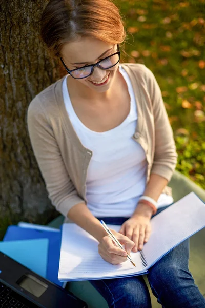 Student szczęśliwy dziewczyna pisze do notebooka Campus — Zdjęcie stockowe