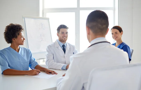 Gruppe glücklicher Ärzte trifft sich im Krankenhaus — Stockfoto