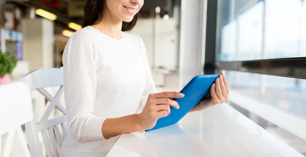 Tablet pc，在咖啡厅的女人的特写 — 图库照片