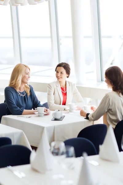 Kvinnor dricker kaffe och pratar på restaurang — Stockfoto