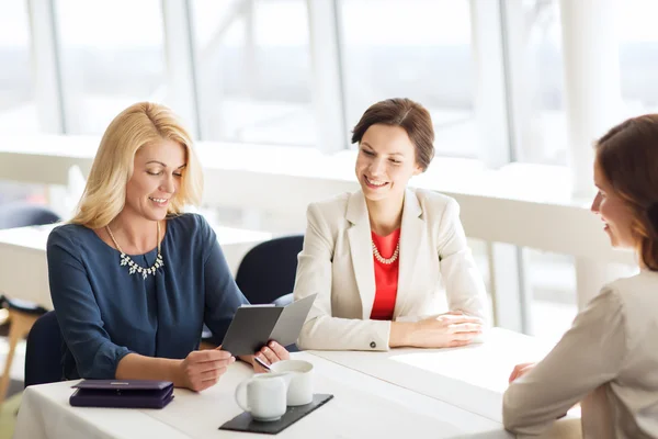 Happy women looking at restaurant bill — Stock Photo, Image