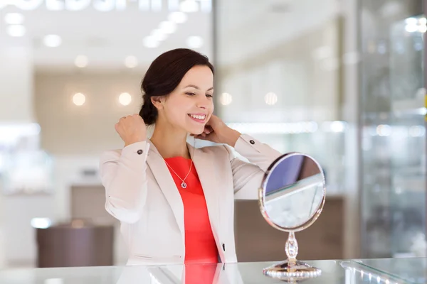 Mujer feliz elegir colgante en la joyería —  Fotos de Stock