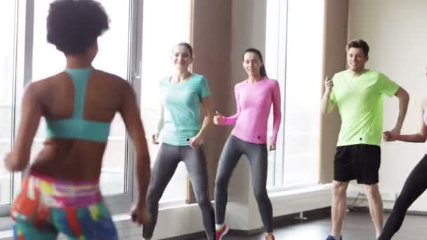 Grupp av leende människor dansar i gymmet eller studio — Stockvideo