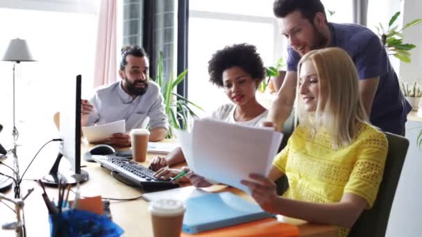 Gelukkig creatieve team met computers in office — Stockvideo