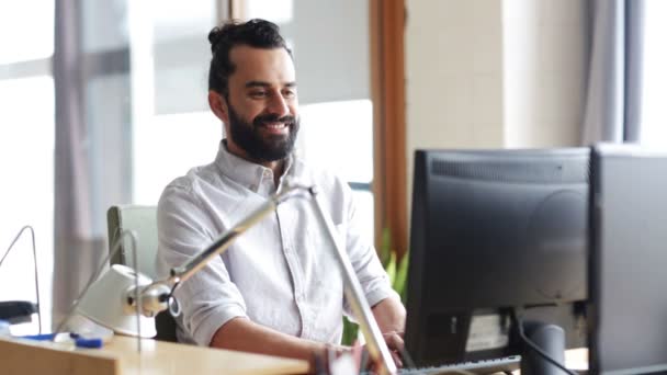 Trabalhador de escritório masculino criativo feliz com computador — Vídeo de Stock