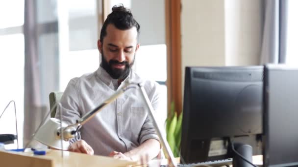 Trabalhador de escritório masculino criativo feliz com computador — Vídeo de Stock