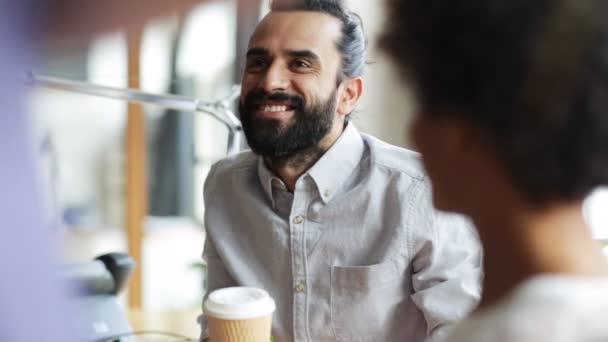 Equipo creativo feliz beber café en la oficina — Vídeo de stock