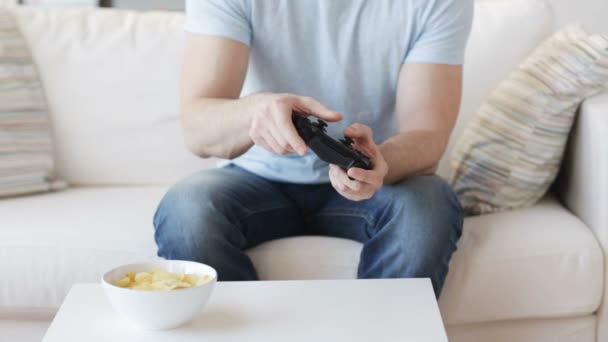 Крупный план человека, играющего в видеоигру дома — стоковое видео