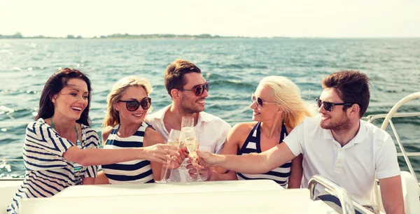 Amis souriants avec des verres de champagne sur le yacht — Photo