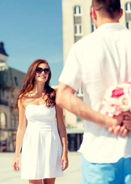 Casal sorridente na cidade — Fotografia de Stock