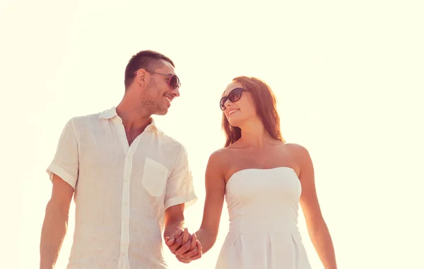 Casal sorridente na cidade — Fotografia de Stock