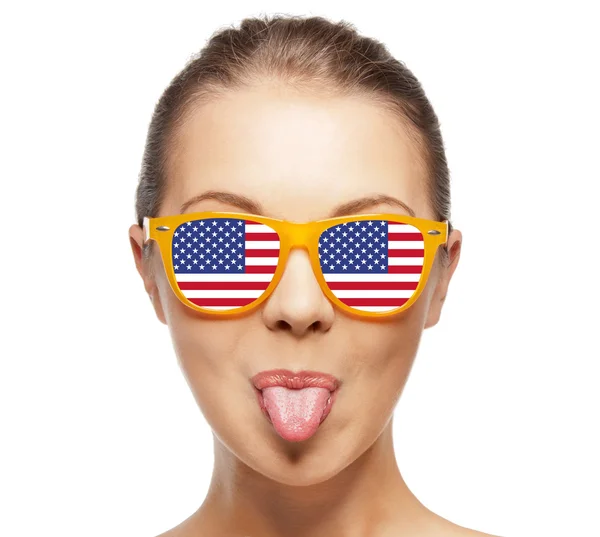 Adolescente feliz en tonos con bandera americana —  Fotos de Stock