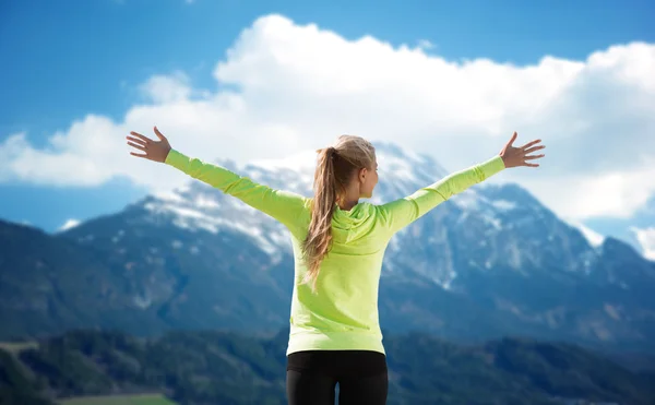 Gelukkige vrouw in sportkleding genieten van zon en vrijheid — Stockfoto