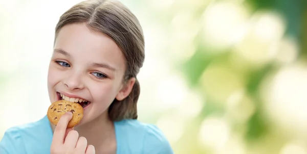 Uśmiechnięta dziewczynka jedzenie cookie lub herbatniki — Zdjęcie stockowe