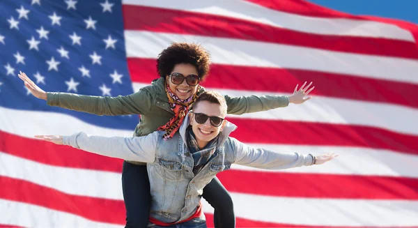 Boldog többnemzetiségű pár amerikai zászló alatt — Stock Fotó