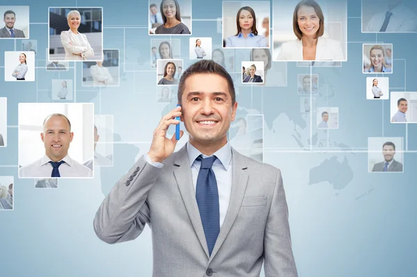 Feliz hombre de negocios llamando en el teléfono inteligente — Foto de Stock