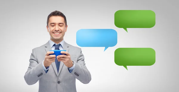 Happy businessman texting message on smartphone — Stock Photo, Image