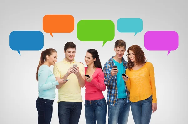 Group of smiling teenagers with smartphones — Stock Photo, Image
