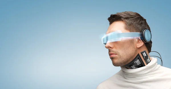 Man med futuristiska glasögon och sensorer — Stockfoto