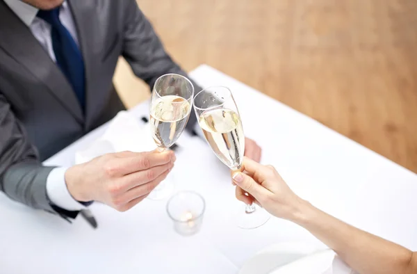 Pareja con copas de champán en el restaurante —  Fotos de Stock