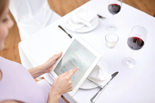 女人与 tablet pc，在餐厅的特写 — 图库照片