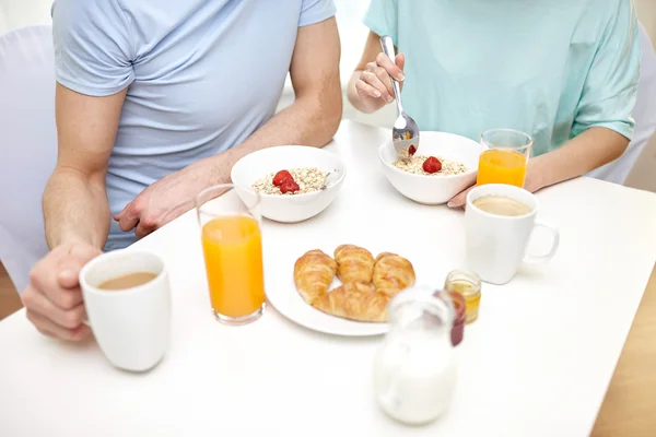 Close up of couple having breakfast at home — Stock Photo, Image