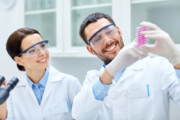 Unga forskare att göra testet eller forskning i lab — Stockfoto