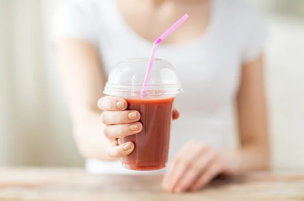 Primo piano della donna che tiene la tazza con il frullato — Foto Stock