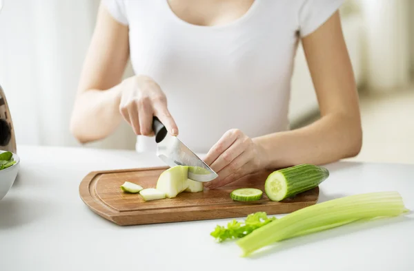 Close up de mulher cortando vegetais verdes — Fotografia de Stock