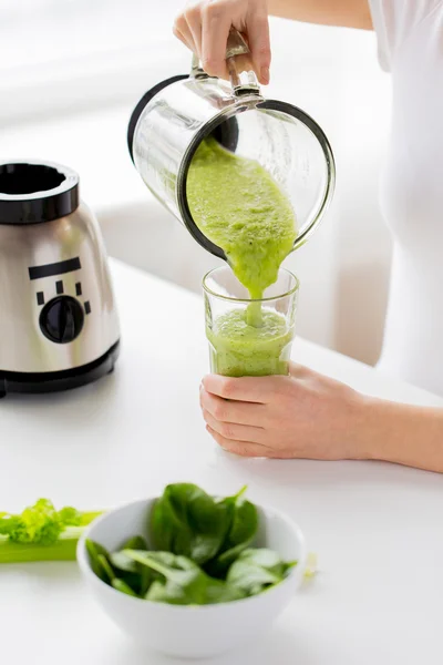 Nahaufnahme einer Frau mit Mixer-Glas und grünem Shake — Stockfoto
