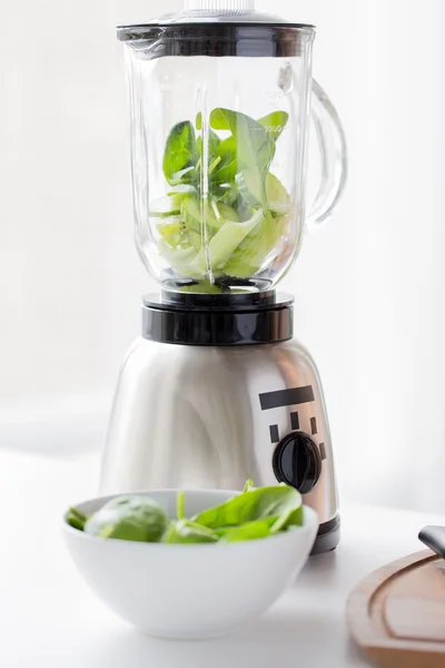 ミキサーの jar と緑の野菜のクローズ アップ — ストック写真