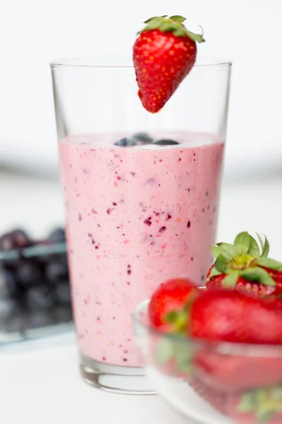 Nahaufnahme von Milchshake mit Erdbeere — Stockfoto