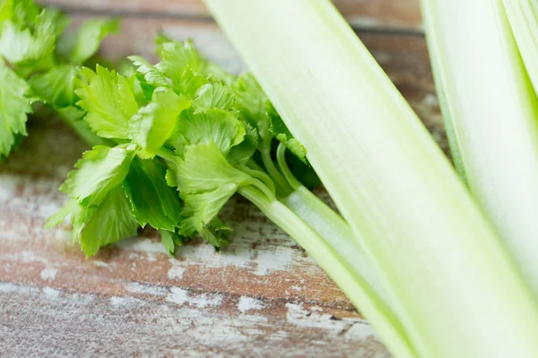 Zblízka stonky celeru na dřevěný stůl — Stock fotografie