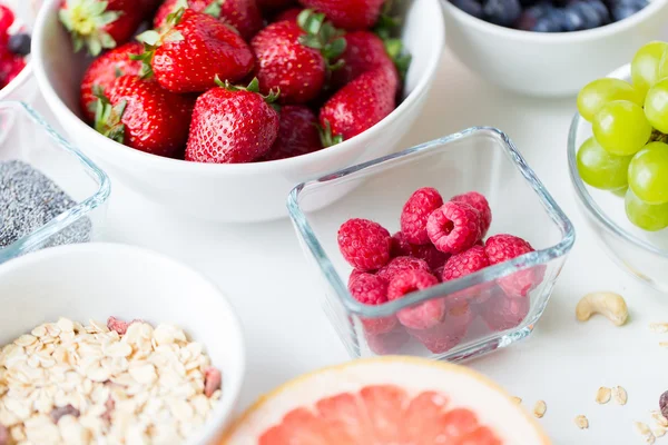 Close-up de frutas e bagas na tigela na mesa — Fotografia de Stock