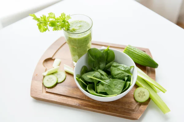 Primer plano de vaso de jugo verde fresco y apio — Foto de Stock