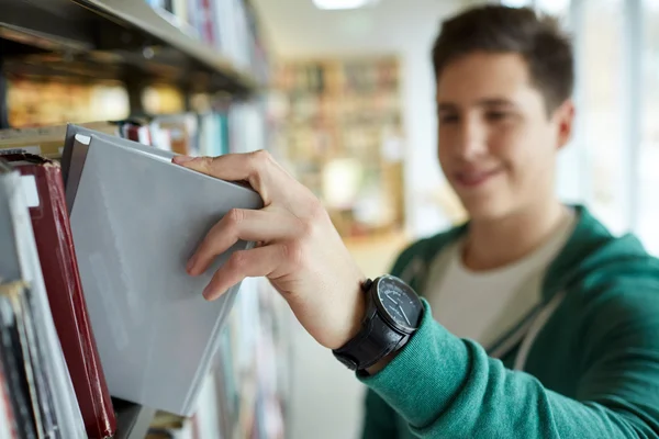 Close up de menino estudante feliz com livro na biblioteca — Fotografia de Stock