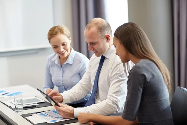 Lächelnde Geschäftsleute mit Tablet-PC im Büro — Stockfoto