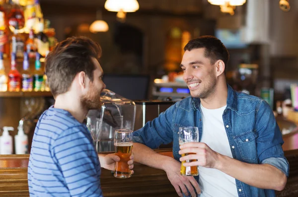 Happy male friends drinking beer at bar or pub — Stock Photo, Image