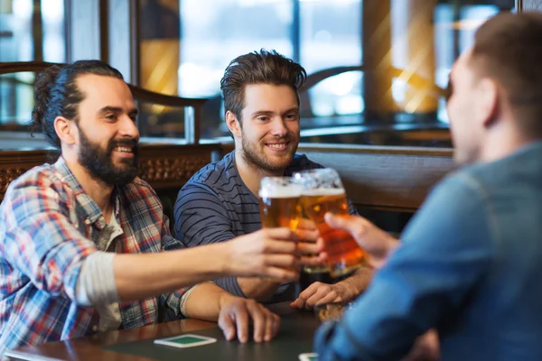 Amici maschi felici bere birra al bar o pub — Foto Stock