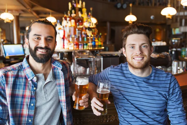 Šťastné kamarády pít pivo na bar či hospodu — Stock fotografie