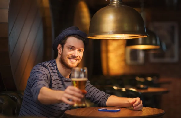 Homme heureux buvant de la bière au bar ou pub — Photo