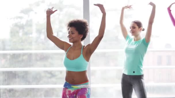 Groupe de personnes souriantes dansant en salle de gym ou studio — Video