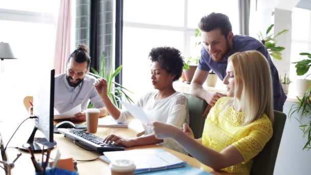 Équipe créative heureuse avec des ordinateurs au bureau — Video