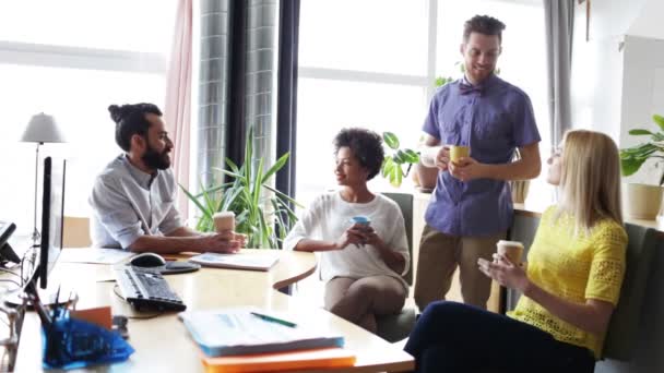 Gledelig kreativt team som drikker kaffe på kontoret – stockvideo