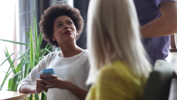 Heureuse équipe créative boire du café au bureau — Video