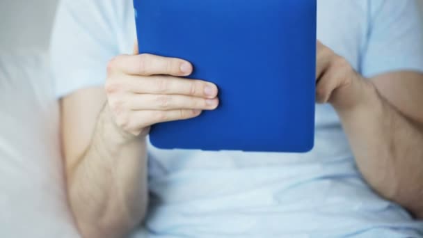 Close-up de homem com computador tablet pc em casa — Vídeo de Stock